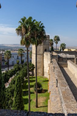 Şehrin ortasında tarihi bir Mağribi kale kompleksi. Alczar de Jerez de la Frontera, Cadiz, Endülüs, İspanya.
