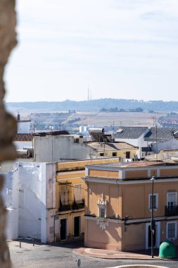 Sabah eski binalarla eski caddeleri seyredeceğiz. Tarihi eski kentte güzel bir ışık, Jerez de la Frontera, Cdiz ili, Endülüs, İspanya.