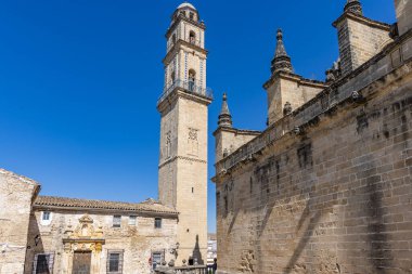 Çan kulesinin manzarası ve Jerez de la Frontera Katedrali 'nin inşası, Kutsal Kurtarıcımızın Kolej Kilisesi. Eski tarihi kasaba, Jerez de la Frontera, Cdiz ili, Endülüs, İspanya.
