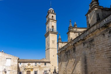 Çan kulesinin manzarası ve Jerez de la Frontera Katedrali 'nin inşası, Kutsal Kurtarıcımızın Kolej Kilisesi. Eski tarihi kasaba, Jerez de la Frontera, Cdiz ili, Endülüs, İspanya.