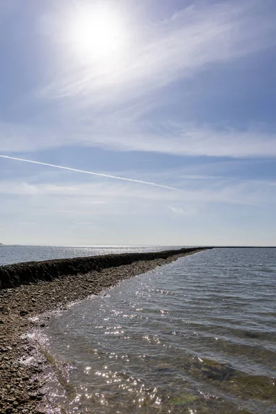 Deniz hayvanlarının sular çekildiğinde yıkandığı uzun duvarlarla inşa edilmiş antik kumtaşı havuzları olan büyüleyici bir doğal anıt. Los Corrales de Rota, Cadiz, Endülüs, İspanya