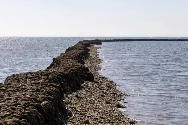 Deniz hayvanlarının sular çekildiğinde yıkandığı uzun duvarlarla inşa edilmiş antik kumtaşı havuzları olan büyüleyici bir doğal anıt. Los Corrales de Rota, Cadiz, Endülüs, İspanya