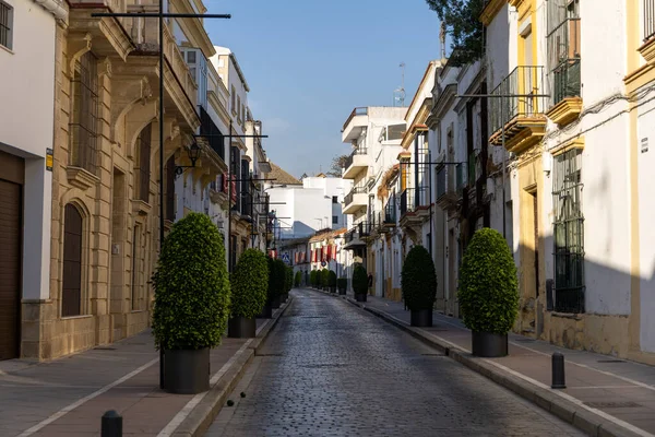 Sabah eski binalarla eski caddeleri seyredeceğiz. Tarihi eski kentte güzel bir ışık, Jerez de la Frontera, Cdiz ili, Endülüs, İspanya.