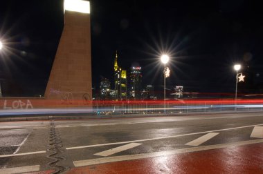 Şehir manzarası ve modern bir metropolün ufuk çizgisi. Geceleyin ve şafak vakti Frankfurt am Main, Hesse, Almanya 'daki aydınlık pencere ve cephelerin görüntüsü.