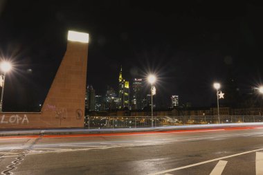 Şehir manzarası ve modern bir metropolün ufuk çizgisi. Geceleyin ve şafak vakti Frankfurt am Main, Hesse, Almanya 'daki aydınlık pencere ve cephelerin görüntüsü.