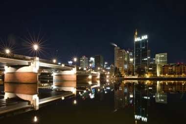 Şehir manzarası ve modern bir metropolün ufuk çizgisi. Geceleyin ve şafak vakti Frankfurt am Main, Hesse, Almanya 'daki aydınlık pencere ve cephelerin görüntüsü.