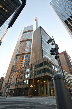 Şehir ve gökyüzü modern bir metropolün manzarası. Sabah alacakaranlıkta gökdelenlerin arasından yukarıya bakıyor. Frankfurt am Main, Hesse, Almanya 'da pencere ve cepheler.