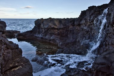 San Andres y Sauces, La Palma, Kanarya Adaları kıyısında palmiye ağaçları ve volkanik kayalarla doğal deniz suyu yüzme havuzları