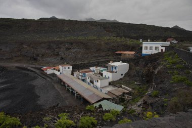 Fuencaliente, La Palma, Kanarya Adaları 'ndaki siyah volkanik çakıl taşı plajında beyaz kulübeleri ve renkli tekneleri olan geleneksel bir balıkçı köyü.