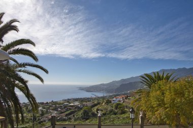 Atlantik Okyanusu üzerinde panoramik kıyı manzarası ve Tijarafe, Kanarya Adaları 'ndaki kilise meydanından La Palma' nın batı kıyısı, İspanya