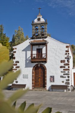 Nuestra tarihi kilisesi Seora de la Candelaria geleneksel ahşap balkonu ve Tijarafe, La Palma, Kanarya Adaları, İspanya 'daki volkanik taş cephesi