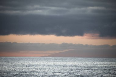Güneş doğarken eşsiz bir hava durumu fenomeni: Tenerife 'deki Teide volkanının gölgesi, İspanya' nın Kanarya Adaları 'ndaki La Palma adasının lav kıyılarından gözlemlenen denizin üzerinde yoğun bir bulut örtüsüne karşı aşağıdan yansıtılır..