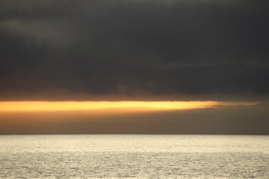 Güneş doğarken eşsiz bir hava durumu fenomeni: Tenerife 'deki Teide volkanının gölgesi, İspanya' nın Kanarya Adaları 'ndaki La Palma adasının lav kıyılarından gözlemlenen denizin üzerinde yoğun bir bulut örtüsüne karşı aşağıdan yansıtılır..
