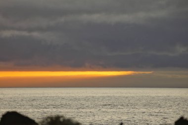 Güneş doğarken eşsiz bir hava durumu fenomeni: Tenerife 'deki Teide volkanının gölgesi, İspanya' nın Kanarya Adaları 'ndaki La Palma adasının lav kıyılarından gözlemlenen denizin üzerinde yoğun bir bulut örtüsüne karşı aşağıdan yansıtılır..