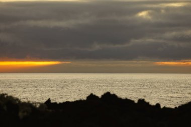 Güneş doğarken eşsiz bir hava durumu fenomeni: Tenerife 'deki Teide volkanının gölgesi, İspanya' nın Kanarya Adaları 'ndaki La Palma adasının lav kıyılarından gözlemlenen denizin üzerinde yoğun bir bulut örtüsüne karşı aşağıdan yansıtılır..