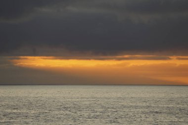 Güneş doğarken eşsiz bir hava durumu fenomeni: Tenerife 'deki Teide volkanının gölgesi, İspanya' nın Kanarya Adaları 'ndaki La Palma adasının lav kıyılarından gözlemlenen denizin üzerinde yoğun bir bulut örtüsüne karşı aşağıdan yansıtılır..