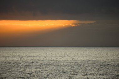Güneş doğarken eşsiz bir hava durumu fenomeni: Tenerife 'deki Teide volkanının gölgesi, İspanya' nın Kanarya Adaları 'ndaki La Palma adasının lav kıyılarından gözlemlenen denizin üzerinde yoğun bir bulut örtüsüne karşı aşağıdan yansıtılır..