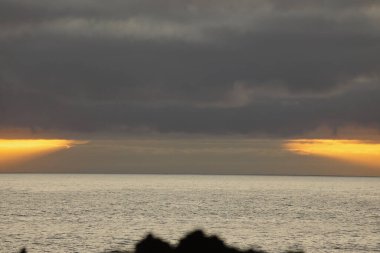 Güneş doğarken eşsiz bir hava durumu fenomeni: Tenerife 'deki Teide volkanının gölgesi, İspanya' nın Kanarya Adaları 'ndaki La Palma adasının lav kıyılarından gözlemlenen denizin üzerinde yoğun bir bulut örtüsüne karşı aşağıdan yansıtılır..