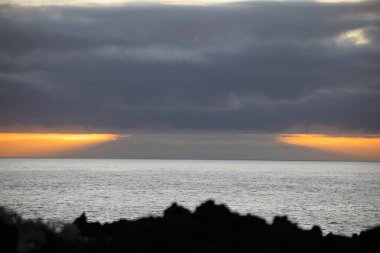 Güneş doğarken eşsiz bir hava durumu fenomeni: Tenerife 'deki Teide volkanının gölgesi, İspanya' nın Kanarya Adaları 'ndaki La Palma adasının lav kıyılarından gözlemlenen denizin üzerinde yoğun bir bulut örtüsüne karşı aşağıdan yansıtılır..