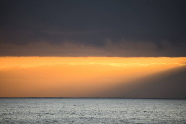 Güneş doğarken eşsiz bir hava durumu fenomeni: Tenerife 'deki Teide volkanının gölgesi, İspanya' nın Kanarya Adaları 'ndaki La Palma adasının lav kıyılarından gözlemlenen denizin üzerinde yoğun bir bulut örtüsüne karşı aşağıdan yansıtılır..