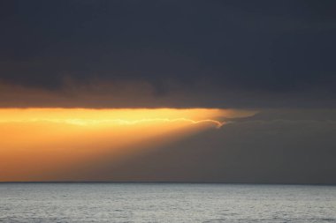 Güneş doğarken eşsiz bir hava durumu fenomeni: Tenerife 'deki Teide volkanının gölgesi, İspanya' nın Kanarya Adaları 'ndaki La Palma adasının lav kıyılarından gözlemlenen denizin üzerinde yoğun bir bulut örtüsüne karşı aşağıdan yansıtılır..