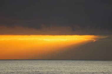 Güneş doğarken eşsiz bir hava durumu fenomeni: Tenerife 'deki Teide volkanının gölgesi, İspanya' nın Kanarya Adaları 'ndaki La Palma adasının lav kıyılarından gözlemlenen denizin üzerinde yoğun bir bulut örtüsüne karşı aşağıdan yansıtılır..