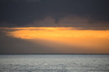 Güneş doğarken eşsiz bir hava durumu fenomeni: Tenerife 'deki Teide volkanının gölgesi, İspanya' nın Kanarya Adaları 'ndaki La Palma adasının lav kıyılarından gözlemlenen denizin üzerinde yoğun bir bulut örtüsüne karşı aşağıdan yansıtılır..