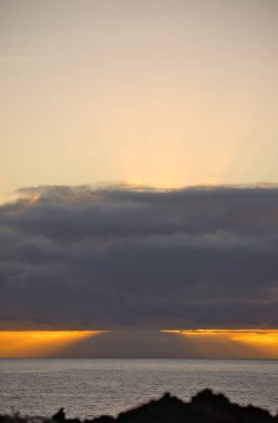 Güneş doğarken eşsiz bir hava durumu fenomeni: Tenerife 'deki Teide volkanının gölgesi, İspanya' nın Kanarya Adaları 'ndaki La Palma adasının lav kıyılarından gözlemlenen denizin üzerinde yoğun bir bulut örtüsüne karşı aşağıdan yansıtılır..