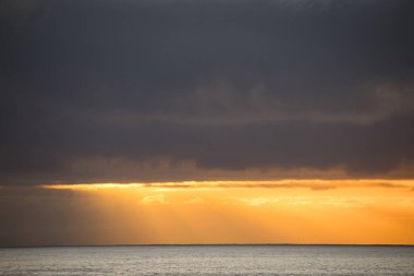 Güneş doğarken eşsiz bir hava durumu fenomeni: Tenerife 'deki Teide volkanının gölgesi, İspanya' nın Kanarya Adaları 'ndaki La Palma adasının lav kıyılarından gözlemlenen denizin üzerinde yoğun bir bulut örtüsüne karşı aşağıdan yansıtılır..