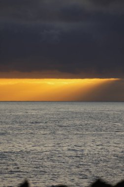 Güneş doğarken eşsiz bir hava durumu fenomeni: Tenerife 'deki Teide volkanının gölgesi, İspanya' nın Kanarya Adaları 'ndaki La Palma adasının lav kıyılarından gözlemlenen denizin üzerinde yoğun bir bulut örtüsüne karşı aşağıdan yansıtılır..