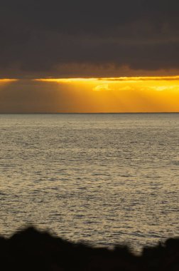 Güneş doğarken eşsiz bir hava durumu fenomeni: Tenerife 'deki Teide volkanının gölgesi, İspanya' nın Kanarya Adaları 'ndaki La Palma adasının lav kıyılarından gözlemlenen denizin üzerinde yoğun bir bulut örtüsüne karşı aşağıdan yansıtılır..