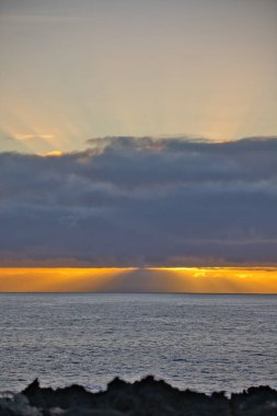Güneş doğarken eşsiz bir hava durumu fenomeni: Tenerife 'deki Teide volkanının gölgesi, İspanya' nın Kanarya Adaları 'ndaki La Palma adasının lav kıyılarından gözlemlenen denizin üzerinde yoğun bir bulut örtüsüne karşı aşağıdan yansıtılır..