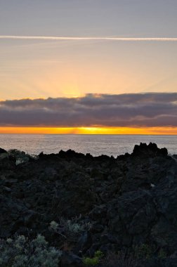 Güneş doğarken eşsiz bir hava durumu fenomeni: Tenerife 'deki Teide volkanının gölgesi, İspanya' nın Kanarya Adaları 'ndaki La Palma adasının lav kıyılarından gözlemlenen denizin üzerinde yoğun bir bulut örtüsüne karşı aşağıdan yansıtılır..