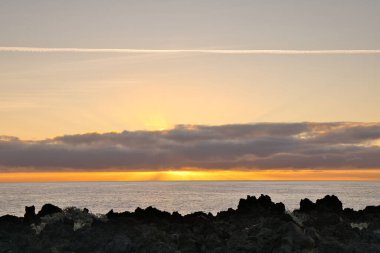 Güneş doğarken eşsiz bir hava durumu fenomeni: Tenerife 'deki Teide volkanının gölgesi, İspanya' nın Kanarya Adaları 'ndaki La Palma adasının lav kıyılarından gözlemlenen denizin üzerinde yoğun bir bulut örtüsüne karşı aşağıdan yansıtılır..
