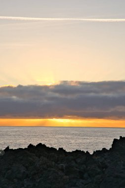 Güneş doğarken eşsiz bir hava durumu fenomeni: Tenerife 'deki Teide volkanının gölgesi, İspanya' nın Kanarya Adaları 'ndaki La Palma adasının lav kıyılarından gözlemlenen denizin üzerinde yoğun bir bulut örtüsüne karşı aşağıdan yansıtılır..