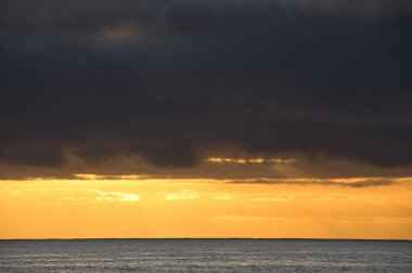 Güneş doğarken eşsiz bir hava durumu fenomeni: Tenerife 'deki Teide volkanının gölgesi, İspanya' nın Kanarya Adaları 'ndaki La Palma adasının lav kıyılarından gözlemlenen denizin üzerinde yoğun bir bulut örtüsüne karşı aşağıdan yansıtılır..
