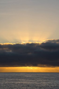 Güneş doğarken eşsiz bir hava durumu fenomeni: Tenerife 'deki Teide volkanının gölgesi, İspanya' nın Kanarya Adaları 'ndaki La Palma adasının lav kıyılarından gözlemlenen denizin üzerinde yoğun bir bulut örtüsüne karşı aşağıdan yansıtılır..