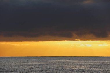 Güneş doğarken eşsiz bir hava durumu fenomeni: Tenerife 'deki Teide volkanının gölgesi, İspanya' nın Kanarya Adaları 'ndaki La Palma adasının lav kıyılarından gözlemlenen denizin üzerinde yoğun bir bulut örtüsüne karşı aşağıdan yansıtılır..