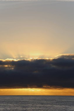 Güneş doğarken eşsiz bir hava durumu fenomeni: Tenerife 'deki Teide volkanının gölgesi, İspanya' nın Kanarya Adaları 'ndaki La Palma adasının lav kıyılarından gözlemlenen denizin üzerinde yoğun bir bulut örtüsüne karşı aşağıdan yansıtılır..