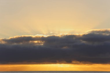 Güneş doğarken eşsiz bir hava durumu fenomeni: Tenerife 'deki Teide volkanının gölgesi, İspanya' nın Kanarya Adaları 'ndaki La Palma adasının lav kıyılarından gözlemlenen denizin üzerinde yoğun bir bulut örtüsüne karşı aşağıdan yansıtılır..