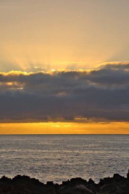 Güneş doğarken eşsiz bir hava durumu fenomeni: Tenerife 'deki Teide volkanının gölgesi, İspanya' nın Kanarya Adaları 'ndaki La Palma adasının lav kıyılarından gözlemlenen denizin üzerinde yoğun bir bulut örtüsüne karşı aşağıdan yansıtılır..