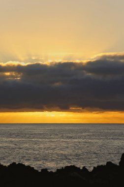 Güneş doğarken eşsiz bir hava durumu fenomeni: Tenerife 'deki Teide volkanının gölgesi, İspanya' nın Kanarya Adaları 'ndaki La Palma adasının lav kıyılarından gözlemlenen denizin üzerinde yoğun bir bulut örtüsüne karşı aşağıdan yansıtılır..