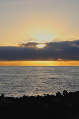 Güneş doğarken eşsiz bir hava durumu fenomeni: Tenerife 'deki Teide volkanının gölgesi, İspanya' nın Kanarya Adaları 'ndaki La Palma adasının lav kıyılarından gözlemlenen denizin üzerinde yoğun bir bulut örtüsüne karşı aşağıdan yansıtılır..