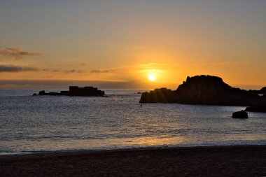 Atlantik Okyanusu üzerinde gün doğumu La Palma 'dan Los Cancajos plajına komşu Tenerife adasına ve Teide yanardağının kendine özgü siluetine kadar uzanır..