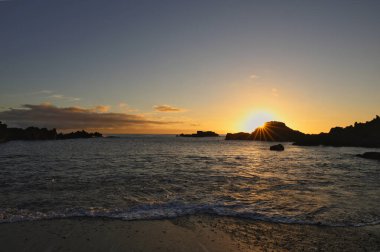 Atlantik Okyanusu üzerinde gün doğumu La Palma 'dan Los Cancajos plajına komşu Tenerife adasına ve Teide yanardağının kendine özgü siluetine kadar uzanır..
