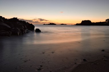 Los Cancajos sahilinde gün doğumunda uzun süre çekim, yumuşak su Atlantik kıyısında volkanik kayalara çarpıyor, La Palma, Kanarya Adaları, İspanya