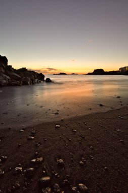 Los Cancajos sahilinde gün doğumunda uzun süre çekim, yumuşak su Atlantik kıyısında volkanik kayalara çarpıyor, La Palma, Kanarya Adaları, İspanya