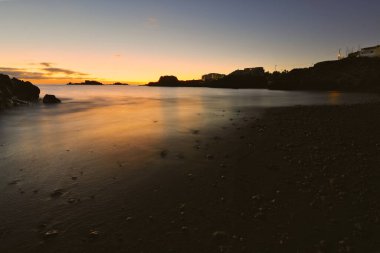 Los Cancajos sahilinde gün doğumunda uzun süre çekim, yumuşak su Atlantik kıyısında volkanik kayalara çarpıyor, La Palma, Kanarya Adaları, İspanya