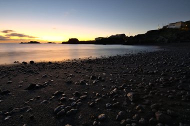 Los Cancajos sahilinde gün doğumunda uzun süre çekim, yumuşak su Atlantik kıyısında volkanik kayalara çarpıyor, La Palma, Kanarya Adaları, İspanya