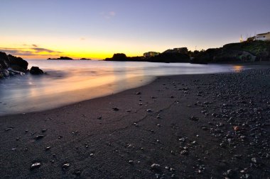 Los Cancajos sahilinde gün doğumunda uzun süre çekim, yumuşak su Atlantik kıyısında volkanik kayalara çarpıyor, La Palma, Kanarya Adaları, İspanya